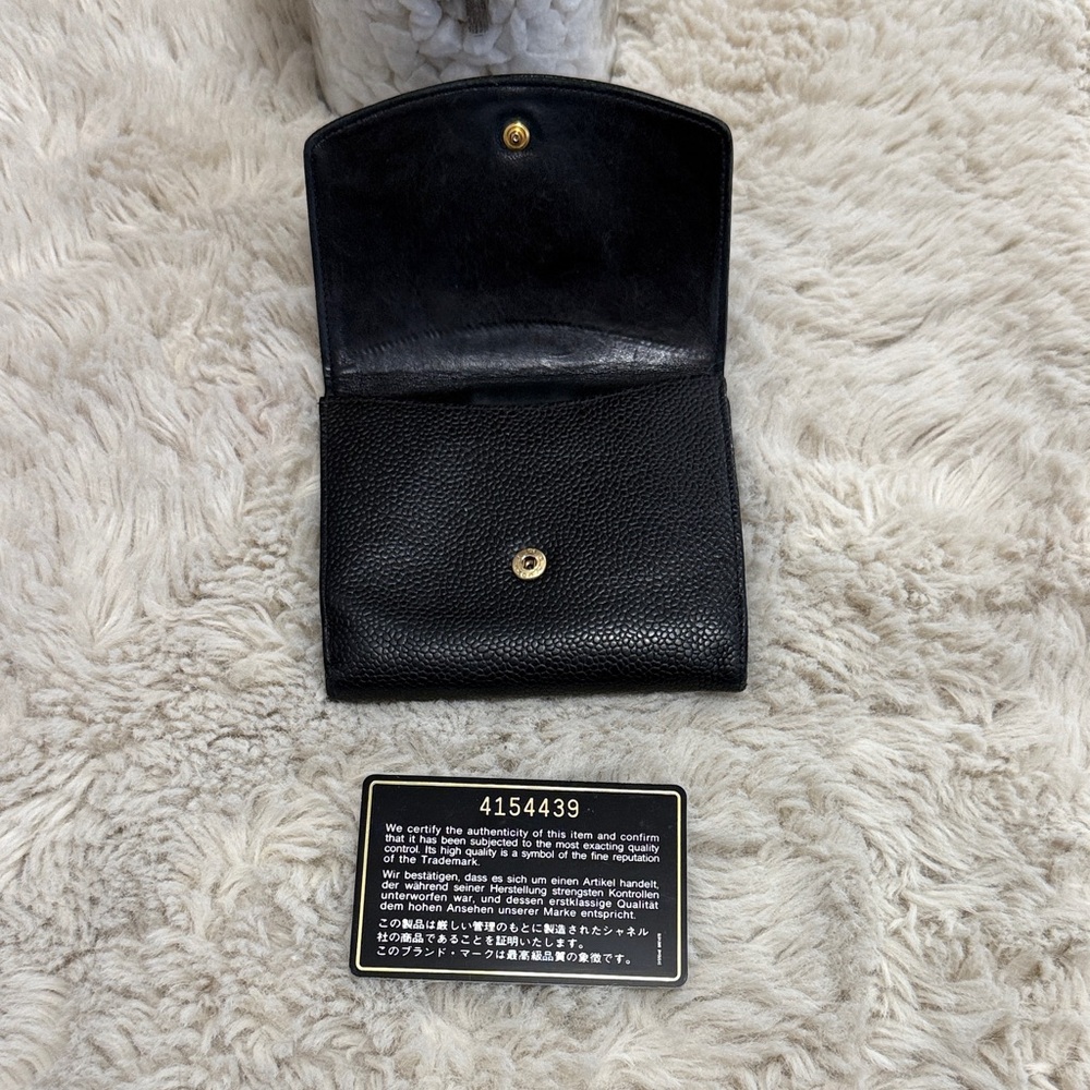 ✨Authentic Vintage CHANEL Caviar Leather Bifold Wallet✨ - Picture 12 of 15